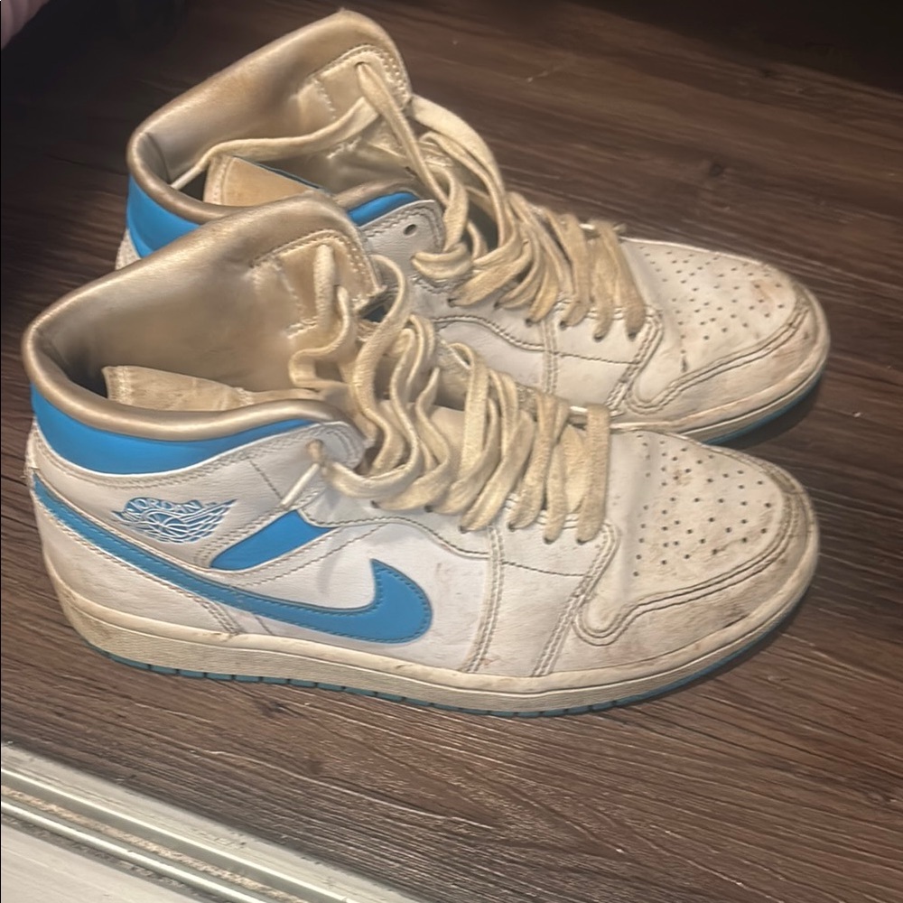 Nike Air Jordan High-Tops in White and Blue